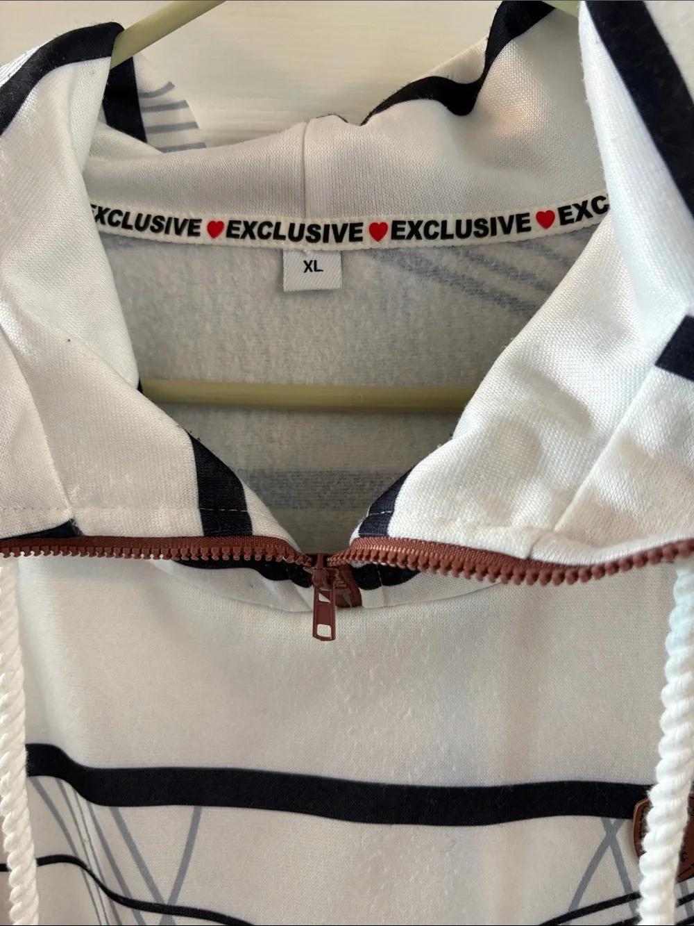Wanakgme Men’s White & Black Striped Hooded Sweatshirt Size XL EXCLUSIVE